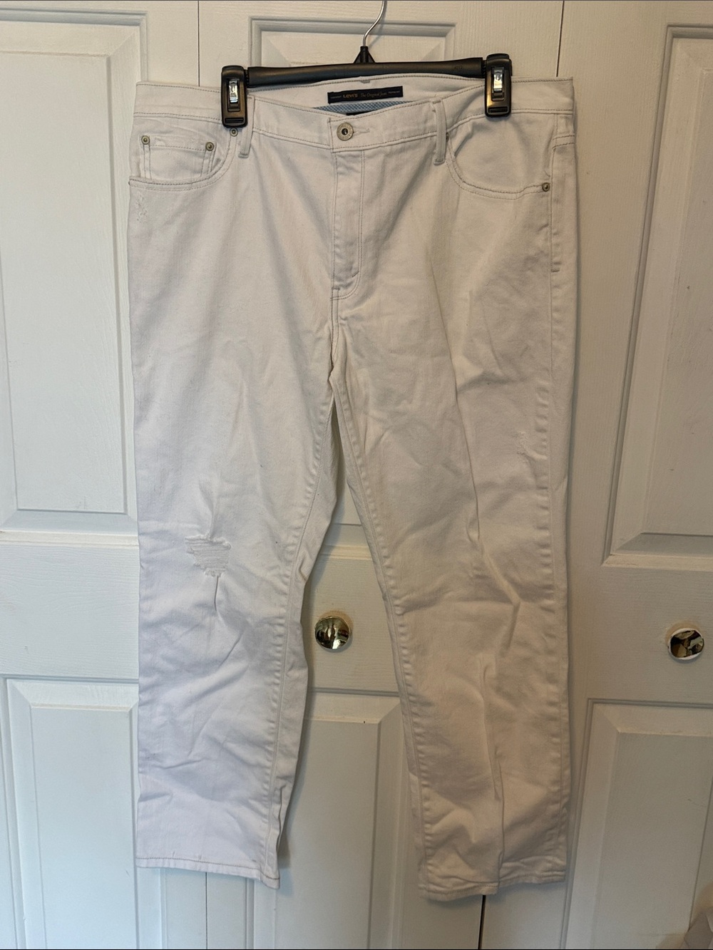 Levi's Women's White Boyfriend Jeans Light Knee Distress 28” inseam Sz 14 b87